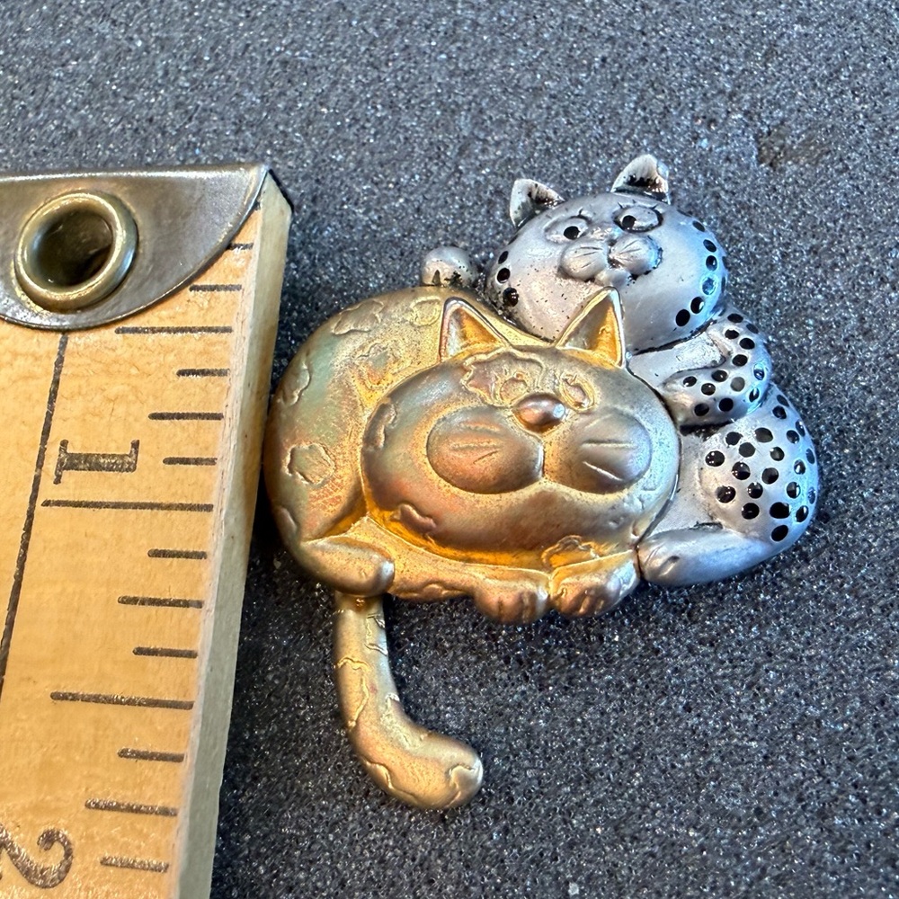Vintage Danecraft Two Tone  Cat‎ Brooch  With Hanging Tail  Textured